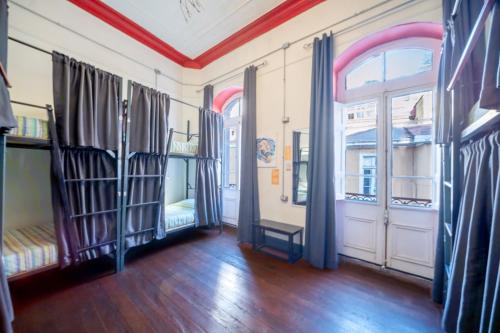 Maki Hostels & Suites Valparaisoにあるベッド
