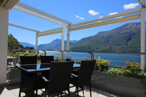 a balcony with a table and chairs overlooking the water at Residence Il Poggio in Dorio
