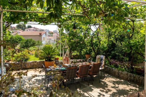 Apartments Gordan with garden, 3 min walk to the beach