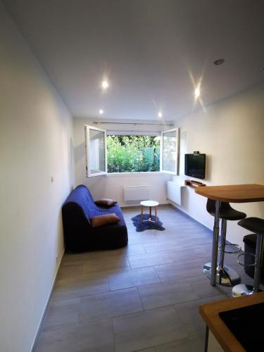 un salon avec un canapé et une fenêtre dans l'établissement Cozy Studio in Juan les Pins 700m from Beach, à Antibes