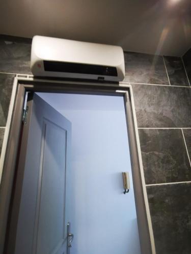 une lumière au-dessus d'une porte dans une salle de bain dans l'établissement Cozy Studio in Juan les Pins 700m from Beach, à Antibes