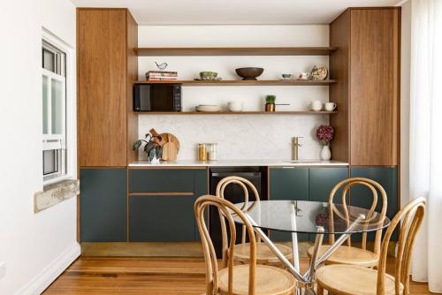 Η κουζίνα ή μικρή κουζίνα στο King beds with fireplace and spa bath with Parking and Central location