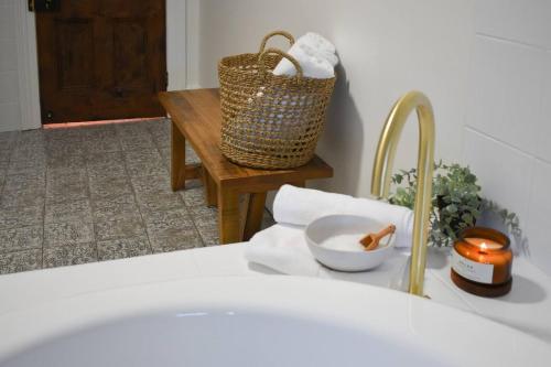 Φωτογραφία από το άλμπουμ του King beds with fireplace and spa bath with Parking and Central location στο Χόμπαρτ