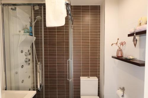 a bathroom with a shower with a toilet and a sink at Bournacell 16 in Cambados