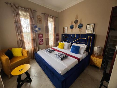 Una cama o camas en una habitación de Sedrick's Apartment