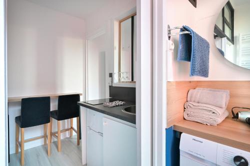 Elle comprend une petite salle de bains pourvue d'un lavabo et d'un comptoir. dans l'établissement Studio bleu, au Havre