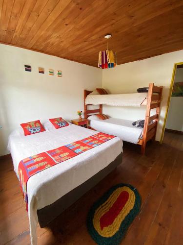 Postel nebo postele na pokoji v ubytování Onda Verde Hostel