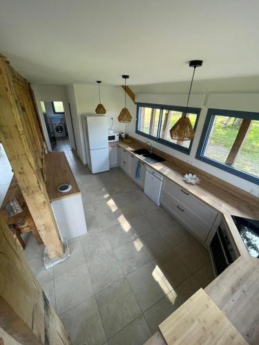 - une vue sur la cuisine dans une maison dans l'établissement Charmante maison typique des Landes, à Linxe