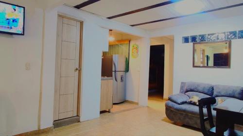 サレントにあるSan Pedro Salento Apartahotelのソファとキッチンのあるリビングルーム