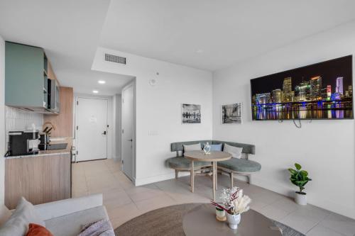 マイアミにあるSunlit 1BR Condo In Downtown Miamiのソファとテーブルのあるリビングルーム