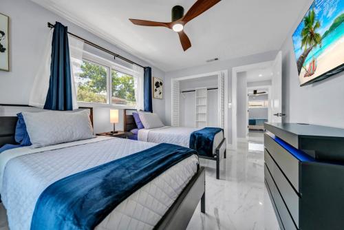 una camera da letto con due letti e un ventilatore a soffitto di King Bed Hot Tub Pool Table Video Games a Cape Coral
