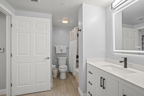 Ένα μπάνιο στο All New Remodel and Refurnished- Stunning OceanFront 1 BR -New Listing- at Wyndham Ocean Walk