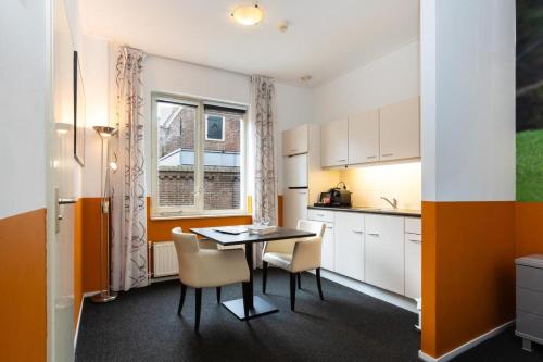a kitchen with a table and chairs in a room at "In de Kathoek" - Beste voorwaarden via eigen kanaal in Blokzijl