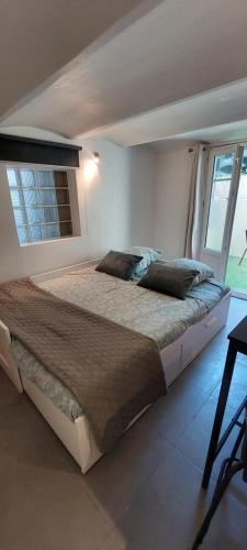 un grand lit dans une chambre avec une fenêtre dans l'établissement Studio Nice centre, à Nice