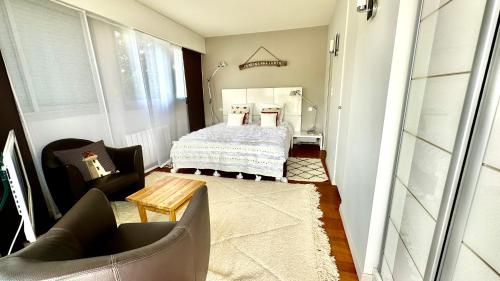 une petite chambre avec un lit et une chaise dans l'établissement Les pieds dans le sable, à La Baule