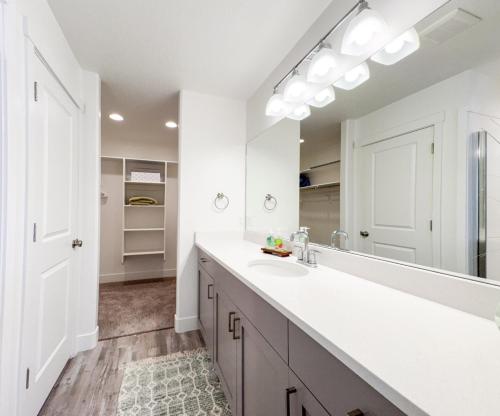 Φωτογραφία από το άλμπουμ του New Listing Blue Lake Haven σε Garden City