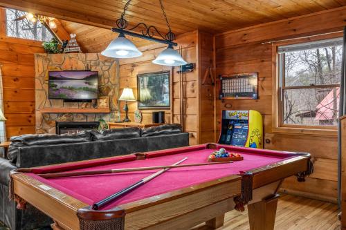 Biliár nebo kulečník v ubytování Cozy Gatlinburg Cabin with Hot Tub