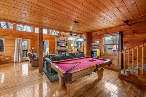 Biliár nebo kulečník v ubytování Cozy Gatlinburg Cabin with Hot Tub