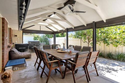 Ruang duduk di Beach house at Port Willunga