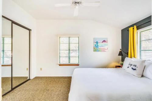 Ένα ή περισσότερα κρεβάτια σε δωμάτιο στο 2BR Hideaway with Patio Springtime in Downtown