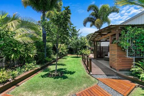 Κήπος έξω από το Tropical Retreat with BBQ Deck