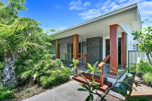 Κήπος έξω από το Tropical Retreat with BBQ Deck