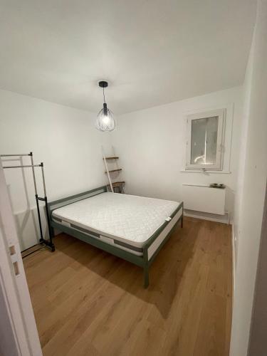 - une chambre avec un lit, une fenêtre et une lampe dans l'établissement T2 à deux pas de la plage, au Cap d'Agde