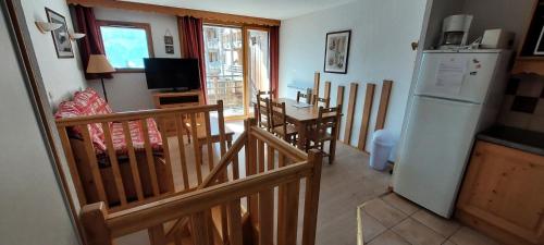 Il comprend une cuisine et une salle à manger avec un réfrigérateur blanc. dans l'établissement Résidence Cristallines - 2 Pièces cabine duplex 6 personnes MAE-9941, à Orcières