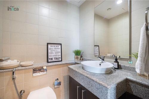 ドバイにあるLuxury 71st FL1Br Spacious Skyline Private Balconyの洗面台、トイレ、鏡のあるバスルーム