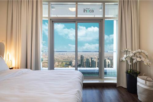 ドバイにあるLuxury 71st FL1Br Spacious Skyline Private Balconyのベッドと大きな窓があるホテルの部屋