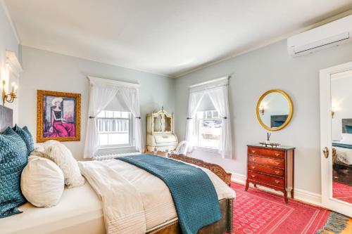 Ένα ή περισσότερα κρεβάτια σε δωμάτιο στο Historic French Consulate! Cap Hill Area, Walkable