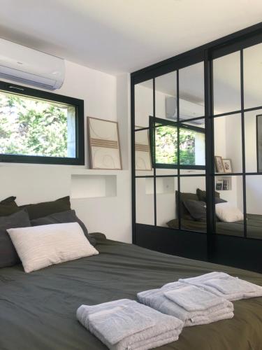 une chambre avec un lit avec deux serviettes dessus dans l'établissement Grand studio lumineux & moderne - Manosque, à Manosque