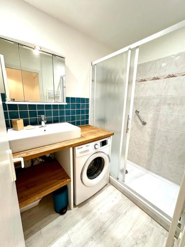 La salle de bains est pourvue d'un lave-linge et d'une douche. dans l'établissement Duplex Bord de Mer St Aygulf, à Fréjus
