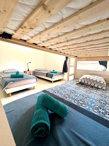 - 2 lits dans une pièce dans l'établissement Duplex Bord de Mer St Aygulf, à Fréjus