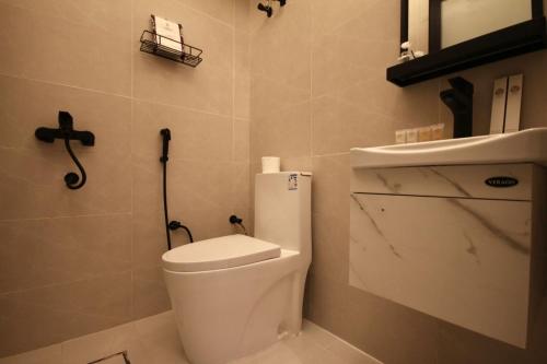 a bathroom with a toilet and a sink at استديو انيق بـ دخـول ذكي in Riyadh