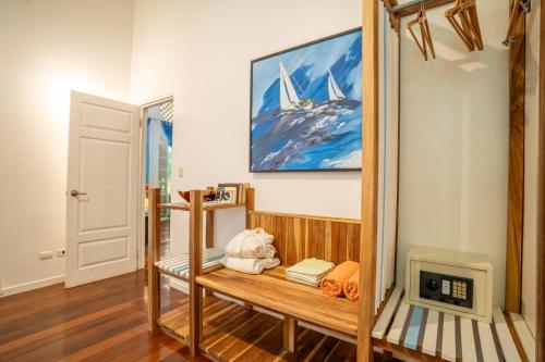 マンサニージョにあるCasa Naranjaの鏡、テーブル、テレビが備わる客室です。