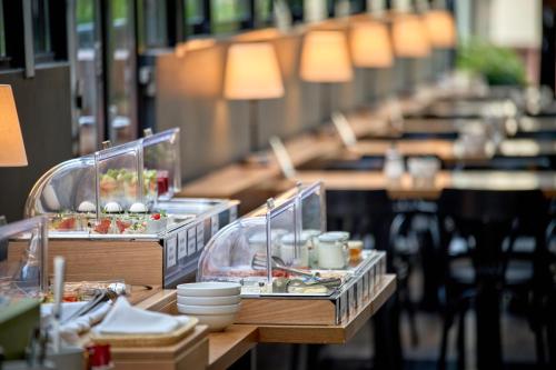 rzędu stołów z talerzami i naczyniami na nich w obiekcie Hotel Schwaiger w Pradze