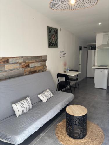 un salon avec un canapé et une table dans l'établissement Studio cosy avec jardin proche centre et plage, à Montpellier
