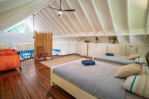 マンサニージョにあるCasa Naranjaの部屋にベッドが2つある寝室