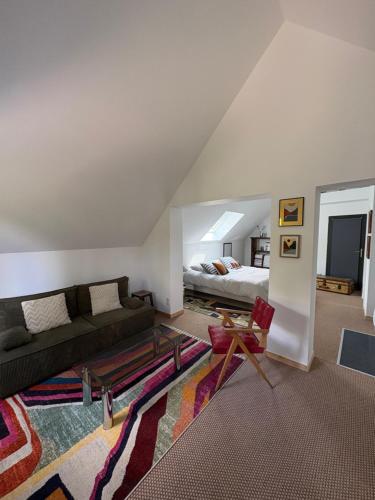 un salon avec un canapé et un lit dans l'établissement Studio Fourchaume, à Chablis