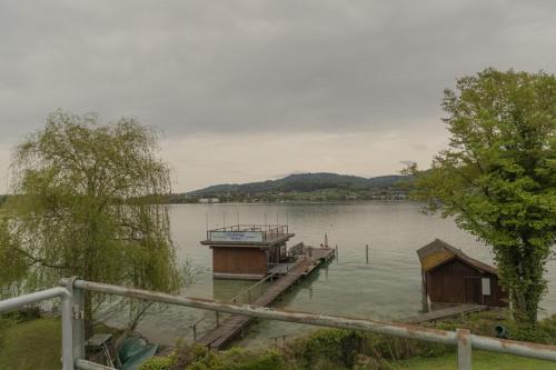 塞瓦尔兴2 Bedroom Apartment with access to Attersee Lake的湖畔码头上的一个小房子
