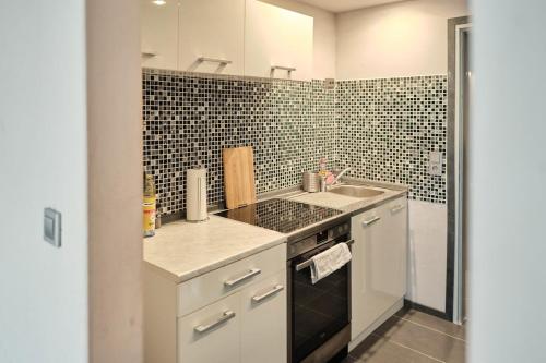 Nhà bếp/bếp nhỏ tại Entire Apartment, Neuss, Düsseldorf Messe