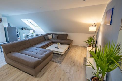 a living room with a couch and a table at HANNIBAL - City Apartment "T-Roc", VW Nähe, Parkplatz, City Nähe, Küche, HighSpeed-WLAN in Wolfsburg