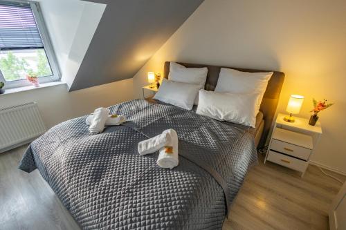 a bedroom with a bed with two towels on it at HANNIBAL - City Apartment "T-Roc", VW Nähe, Parkplatz, City Nähe, Küche, HighSpeed-WLAN in Wolfsburg