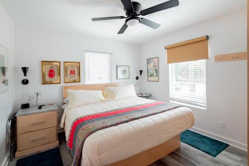 Ένα ή περισσότερα κρεβάτια σε δωμάτιο στο Spacious 4-Bedroom Apartment in Folly Beach - Perfect for Families and Groups!