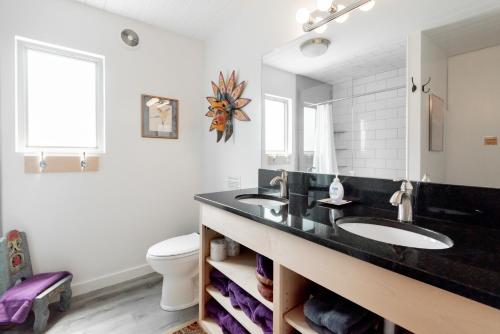 Ένα μπάνιο στο Spacious 4-Bedroom Apartment in Folly Beach - Perfect for Families and Groups!