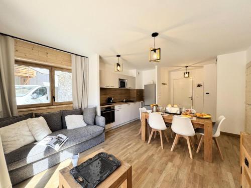 un salon avec un canapé et une table dans l'établissement Résidence Le Living Stone B - T3 RESIDENCE NEUVE, CENTRE VARS, 150m DES PISTES MAE-7681, à Vars
