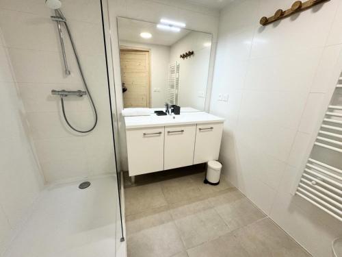 a white bathroom with a sink and a shower at Résidence Le Living Stone B - T3 RESIDENCE NEUVE, CENTRE VARS, 150m DES PISTES MAE-7681 in Vars