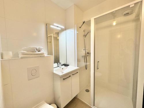 un bagno bianco con doccia e lavandino di Résidence Le Living Stone B - COCON A LA MONTAGNE, CENTRE VARS-Tout inclus MAE-7691 a Vars