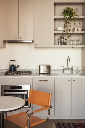 Una cocina o cocineta en The Nickel Hotel